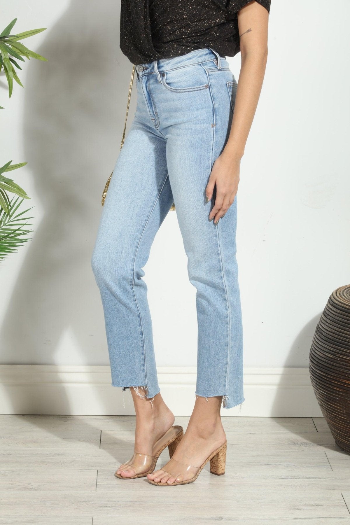 Hidden Jeans Step Hem Straight - Light Wash
