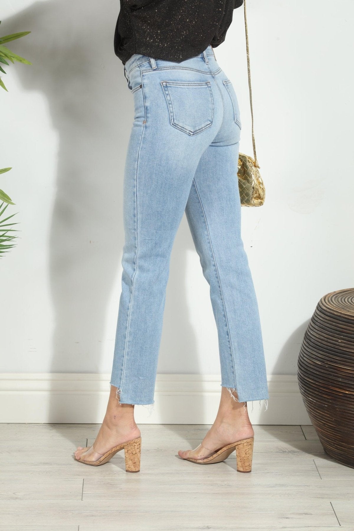 Hidden Jeans Step Hem Straight - Light Wash