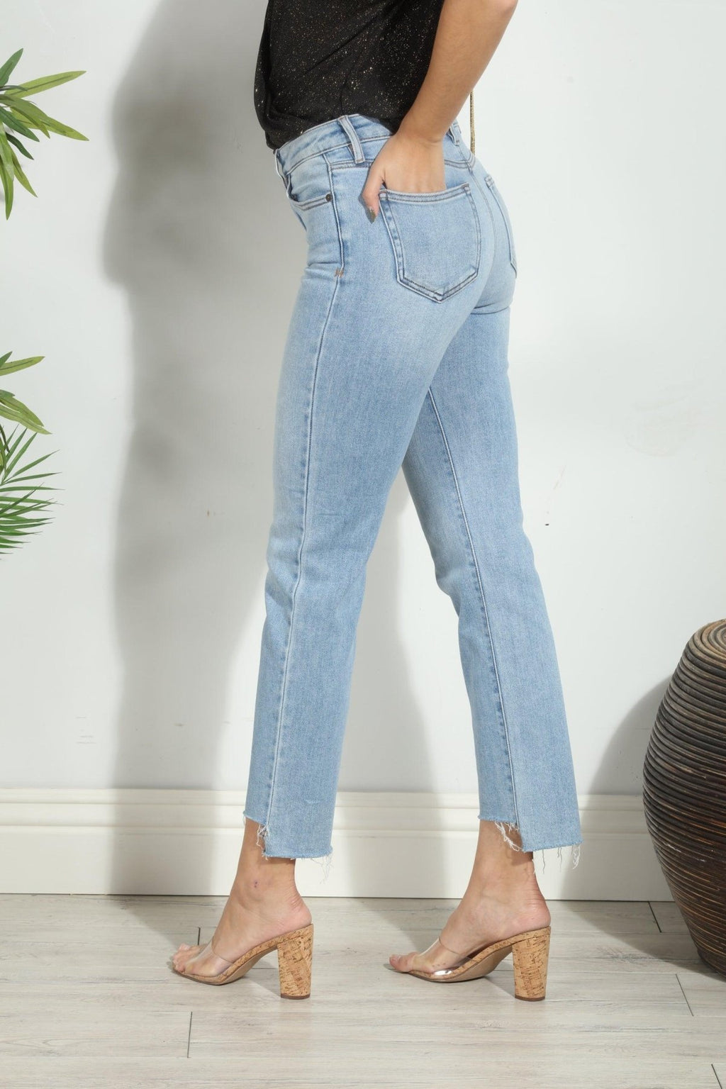 Hidden Jeans Step Hem Straight - Light Wash