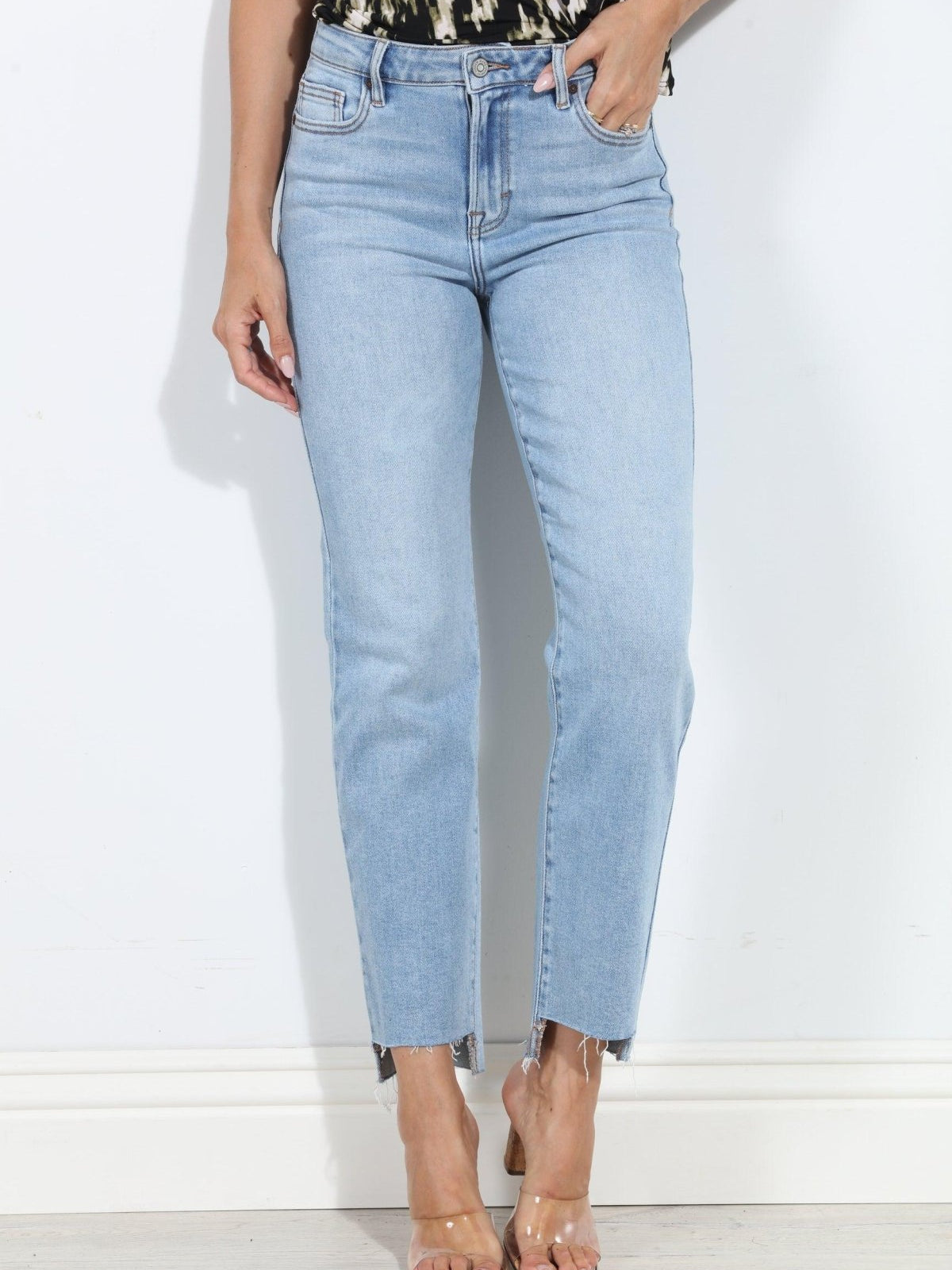 Hidden Jeans Step Hem Straight - Light Wash