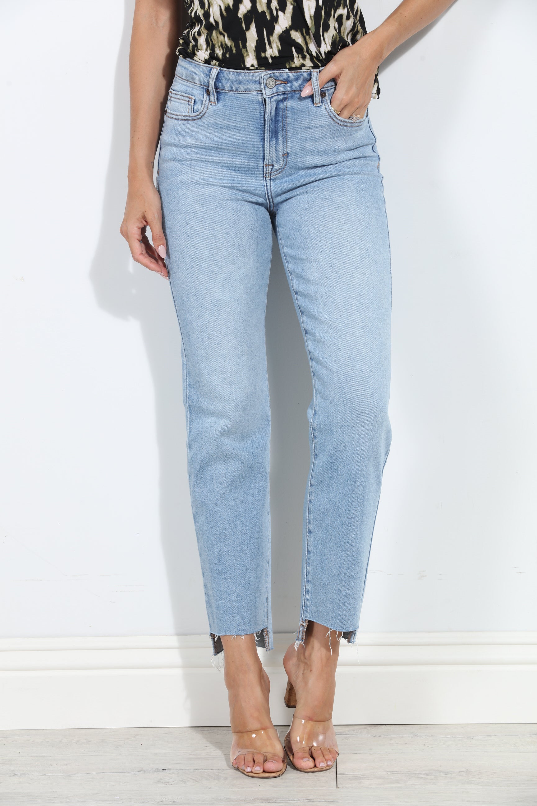 Hidden Jeans Step Hem Straight - Light Wash