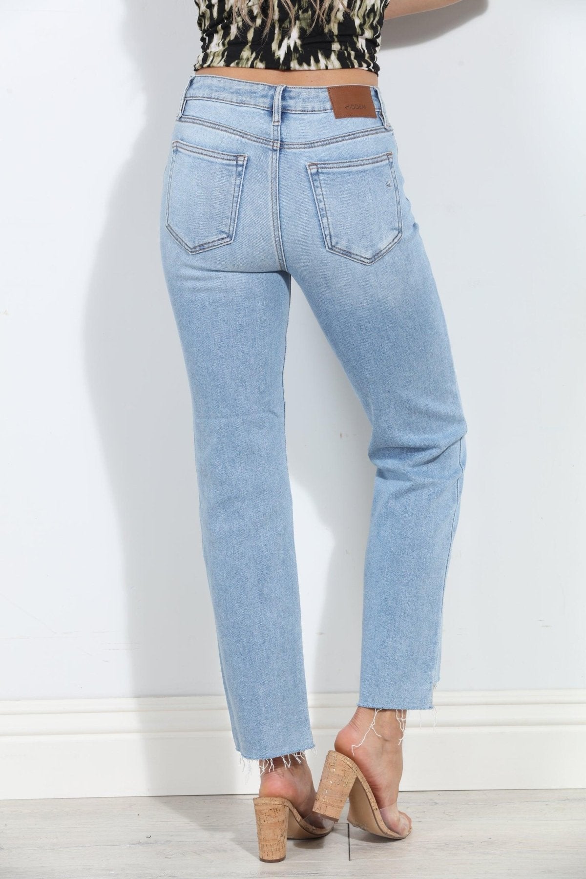 Hidden Jeans Step Hem Straight - Light Wash