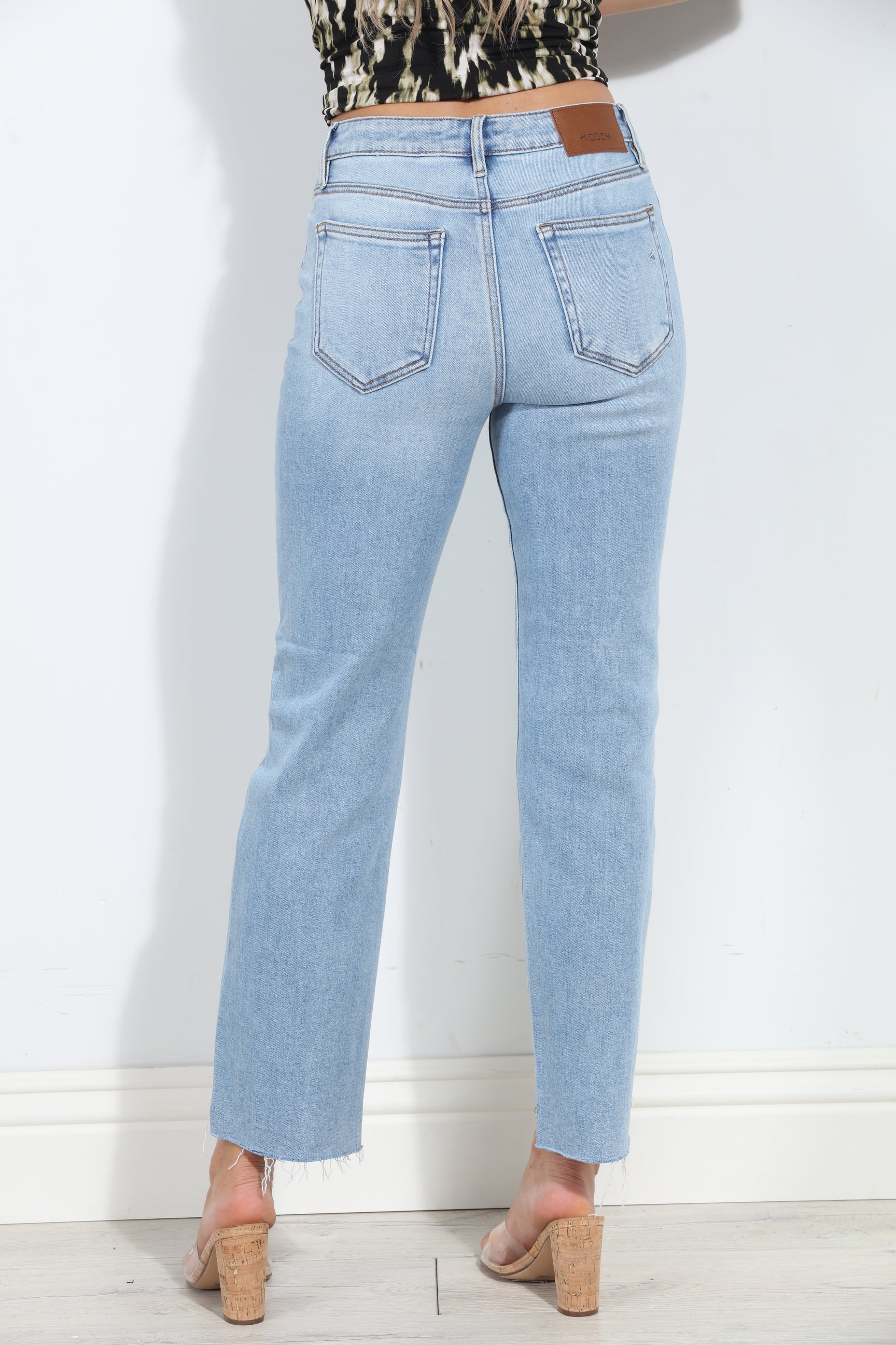 Hidden Jeans Step Hem Straight - Light Wash