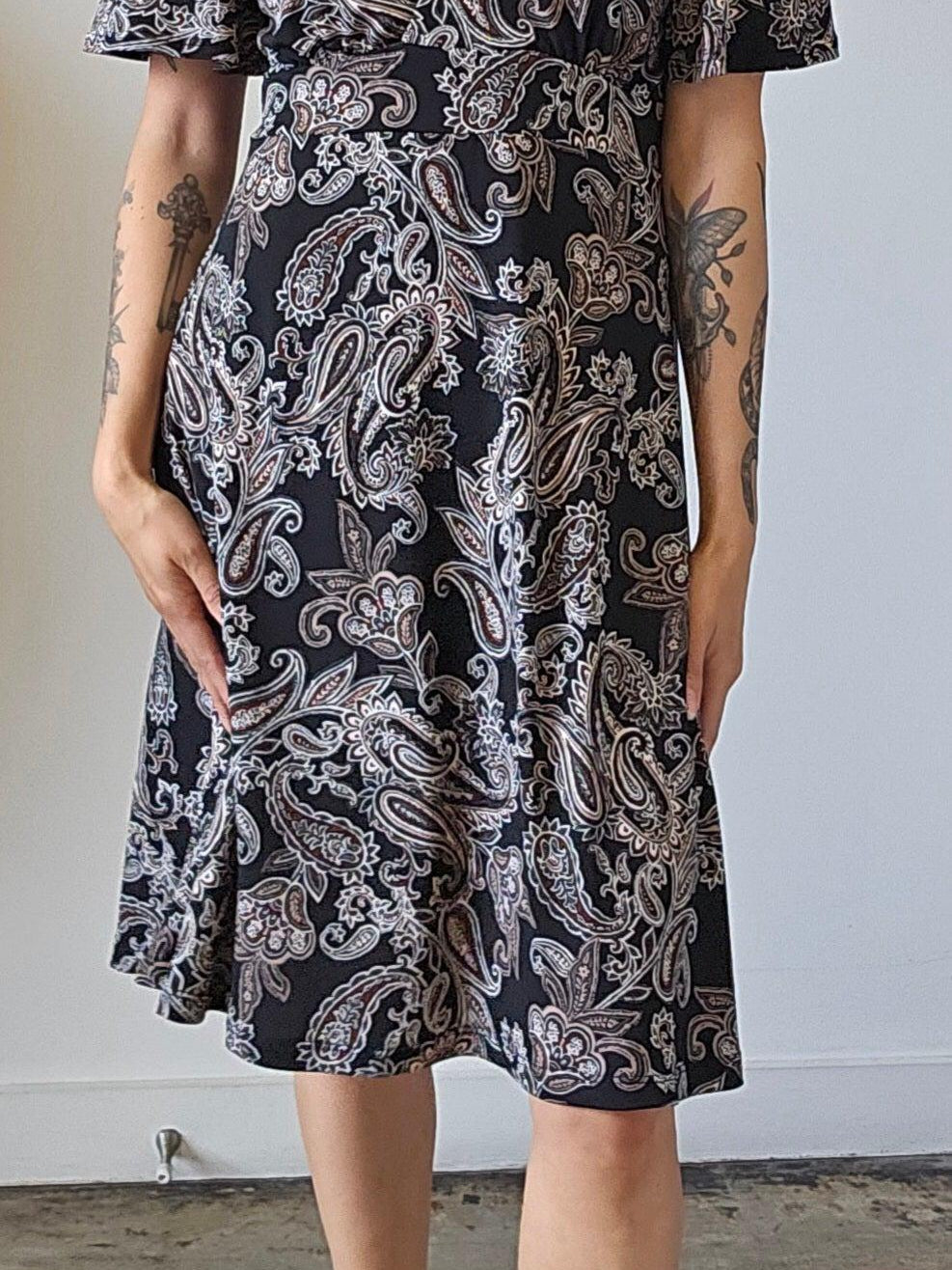 black and white paisley and shortsleeve dress on woman