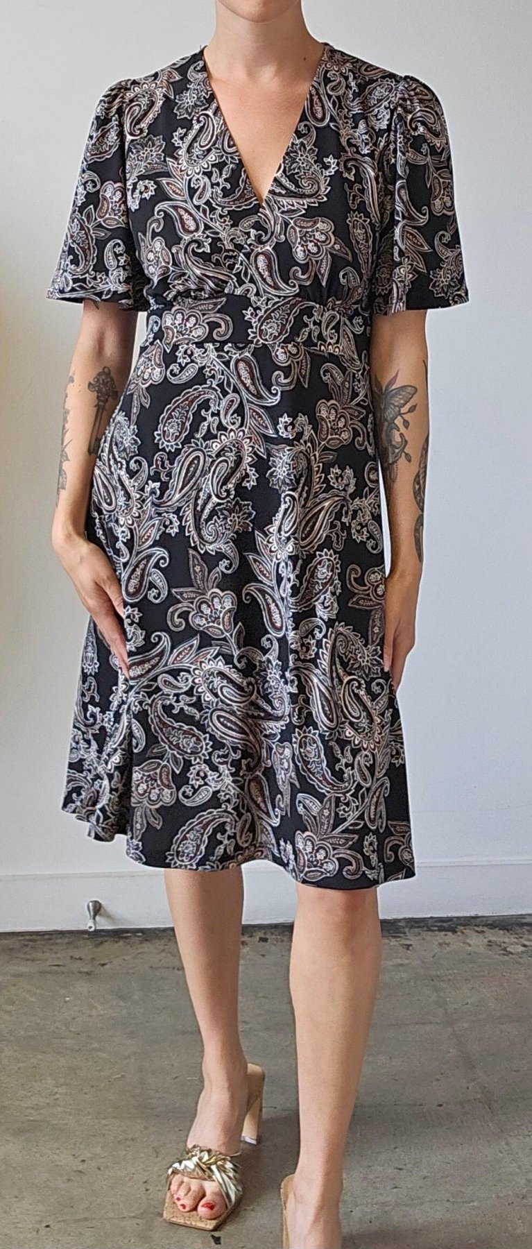 black and white paisley and shortsleeve dress on woman